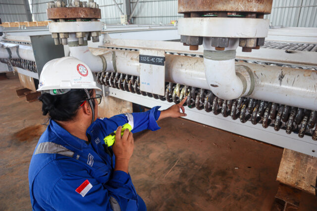 Inspektur BKI melakukan hydrostatic test pada tangki bertekanan