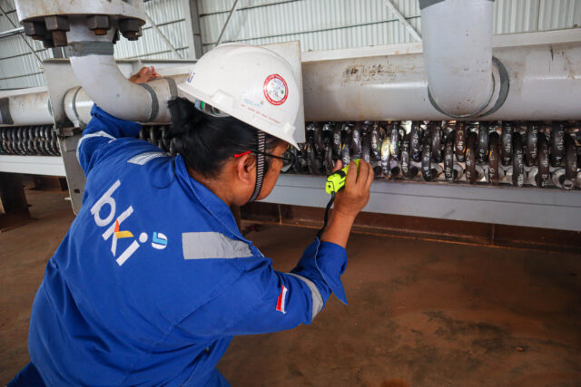 Inspektur BKI melakukan hydrostatic test pada tangki bertekanan